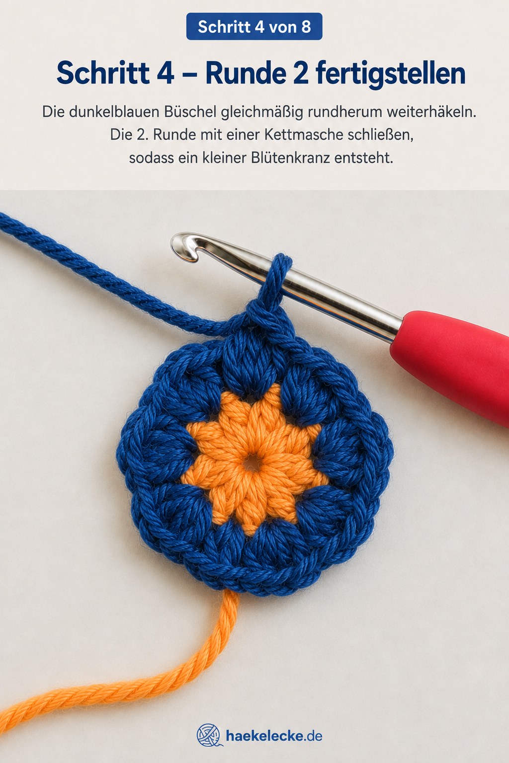 Fertig gehäkelter Blütenkranz aus dunkelblauen Büschelmaschen um den orangen Kern