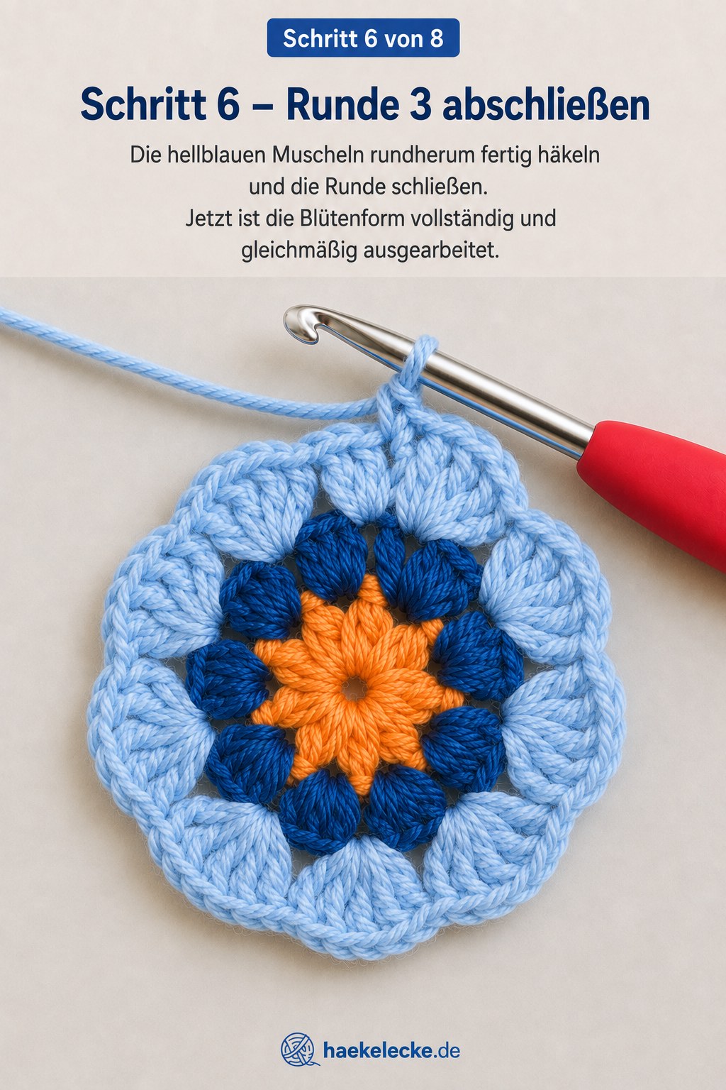 Vollständige Blütenform mit hellblauen Muscheln rund um Orange und Dunkelblau