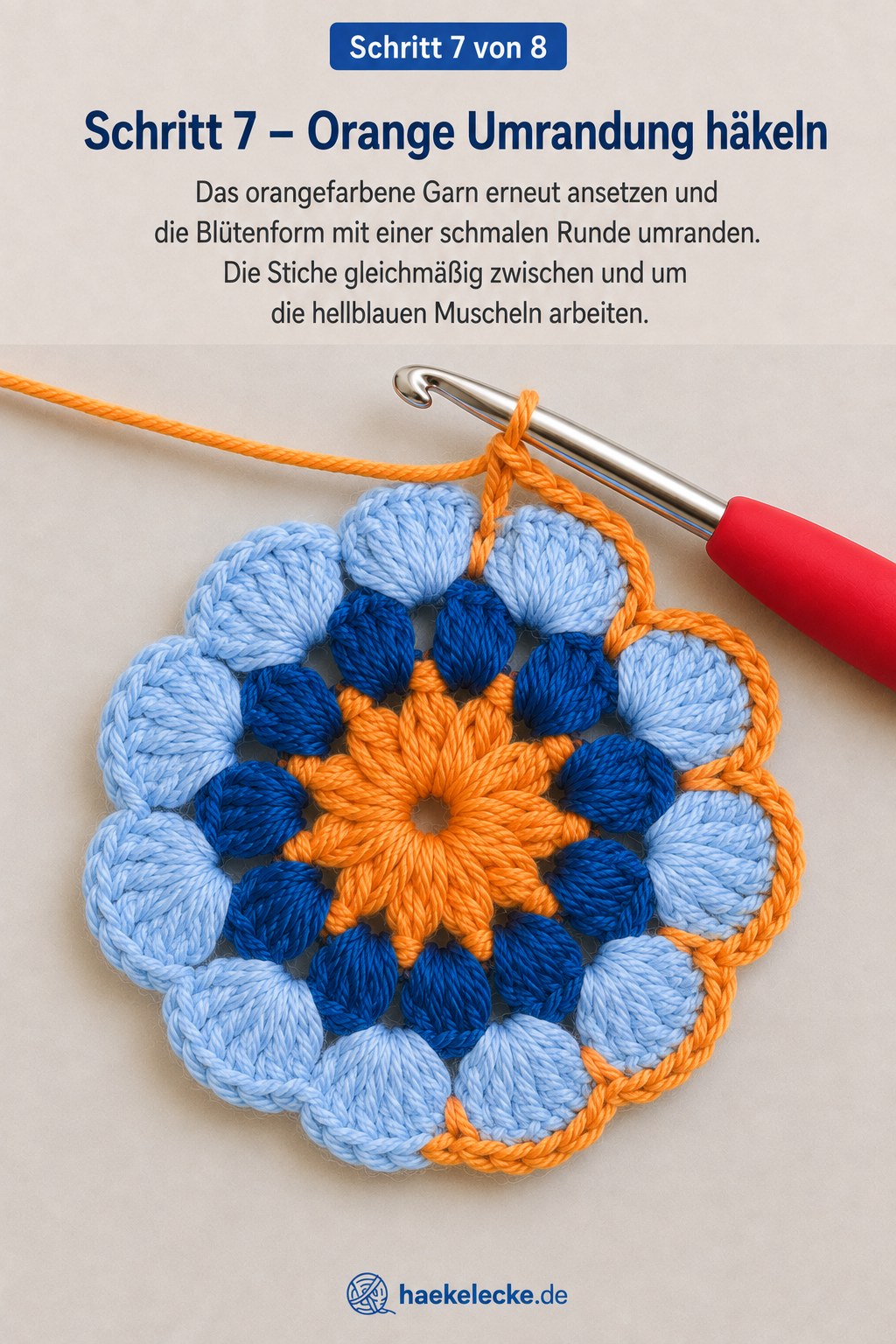 Schmale orangefarbene Umrandung häkelt sich gleichmäßig um die fertige Blütenform