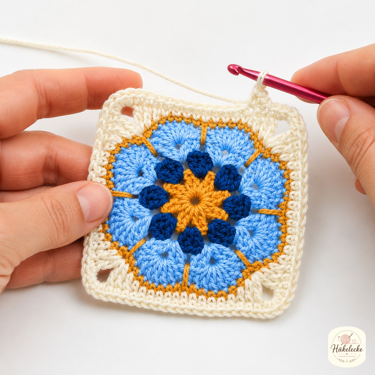 In Runde fünf entstehen die Eckketten, die das African Flower Granny Square eckig werden lassen
