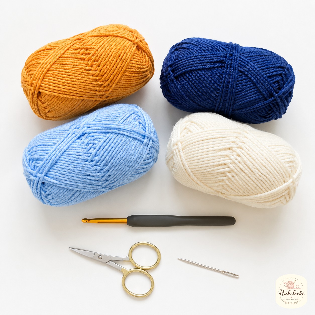 Wolle, Häkelnadel 4mm und Zubehör für die African Flower Granny Square Anleitung liegen bereit auf dem Tisch