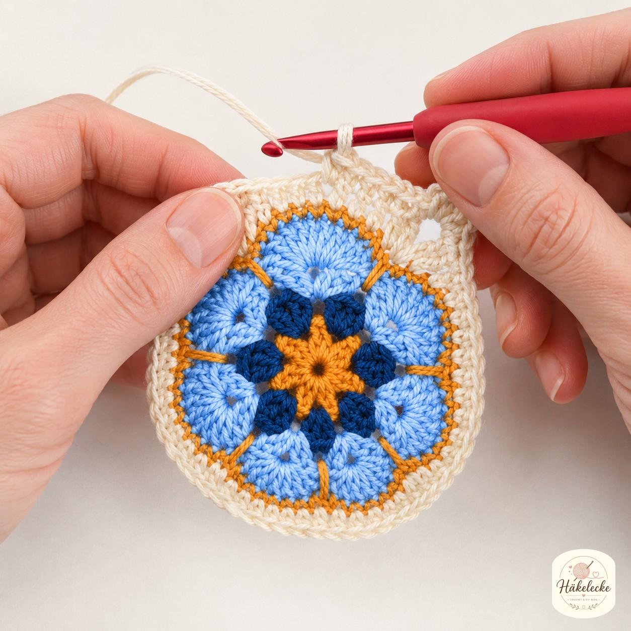Cremefarbene Picots umranden die Blüte in Runde vier der African Flower Granny Square Anleitung