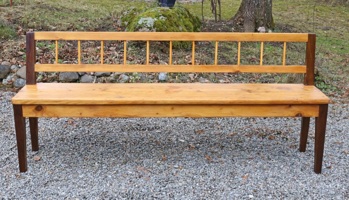 Restaurierte alte Holzbank