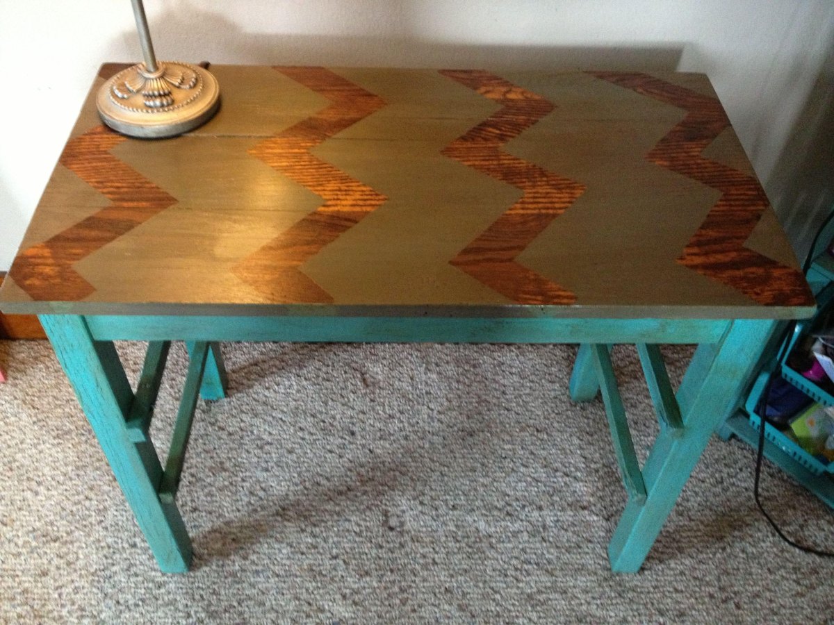 Moderner restaurierter Holztisch