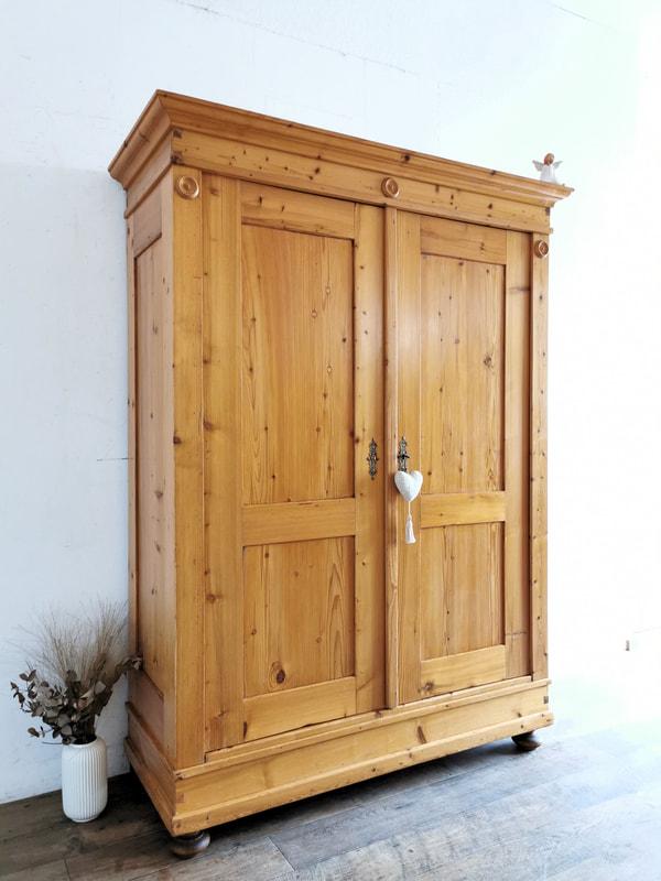 Alter Schrank mit neuen Griffen