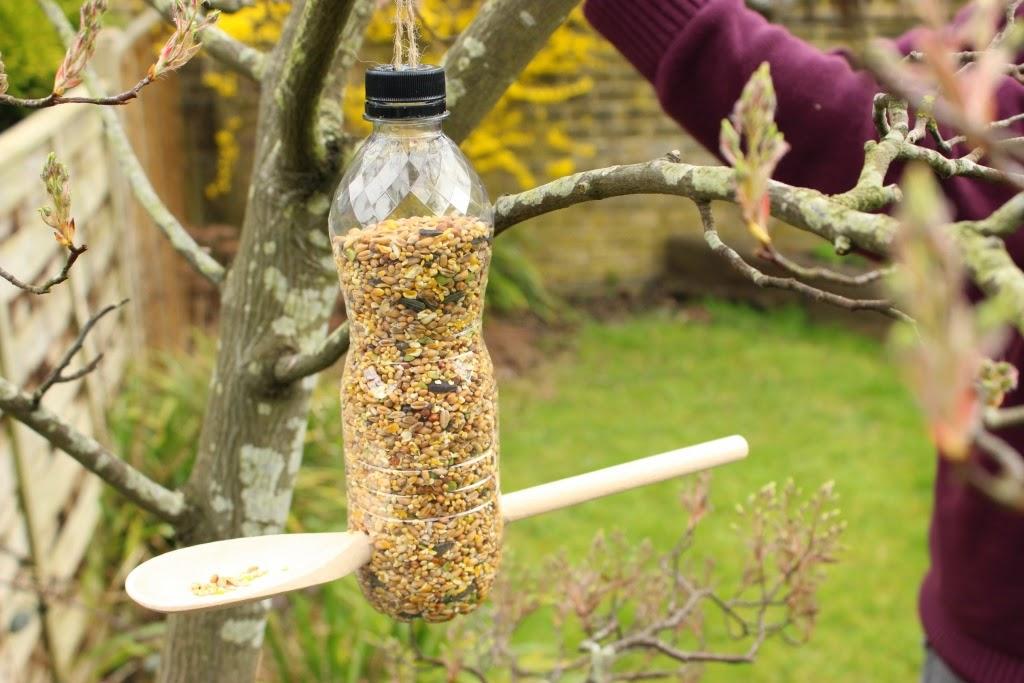 Vogelfutterstelle aus Glasflasche