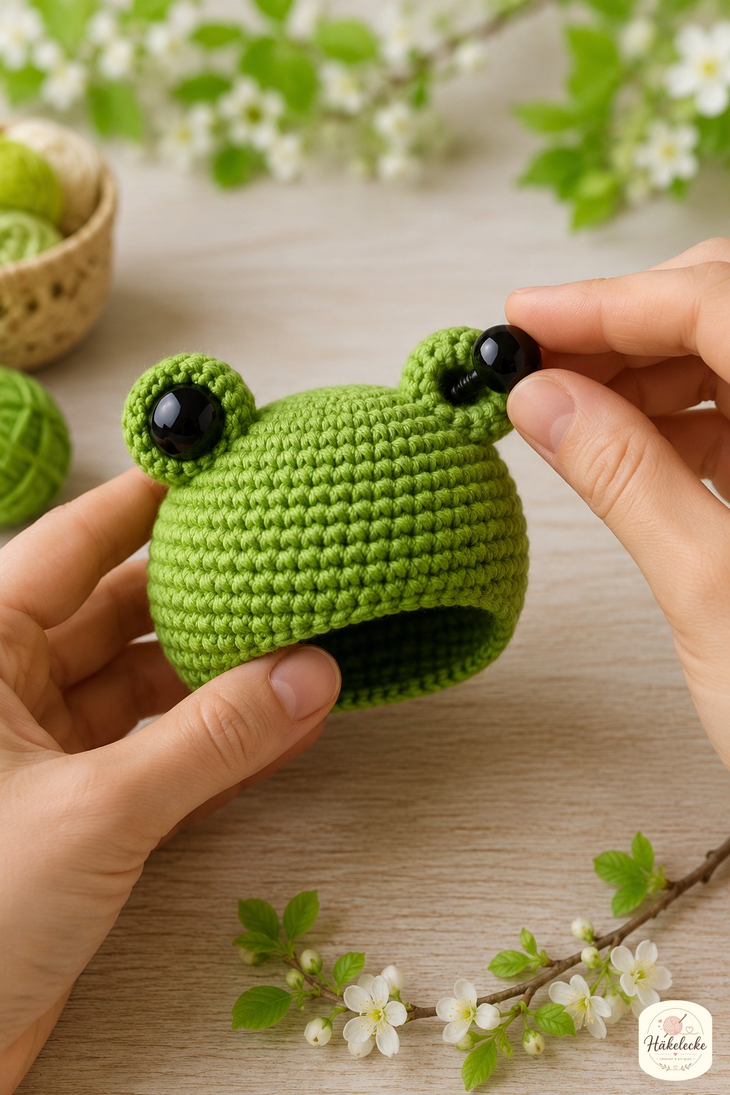 Sicherheitsaugen werden laut dieser amigurumi frosch häkelanleitung vor dem Stopfen fest im weichen Kopf verankert.