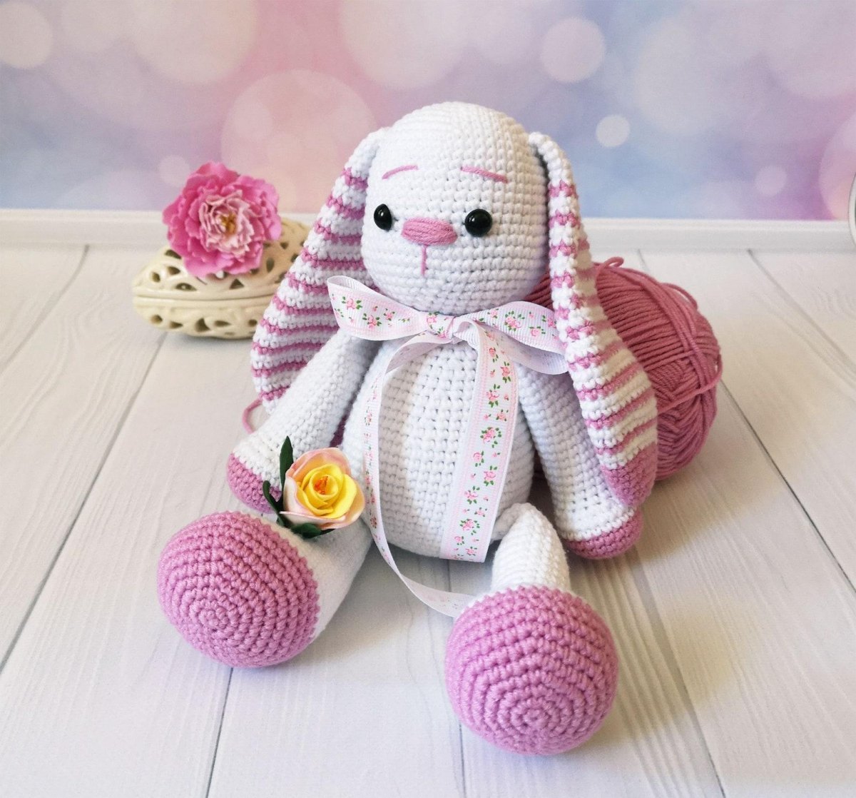Pastellfarbener Amigurumi-Hase mit langen Ohren