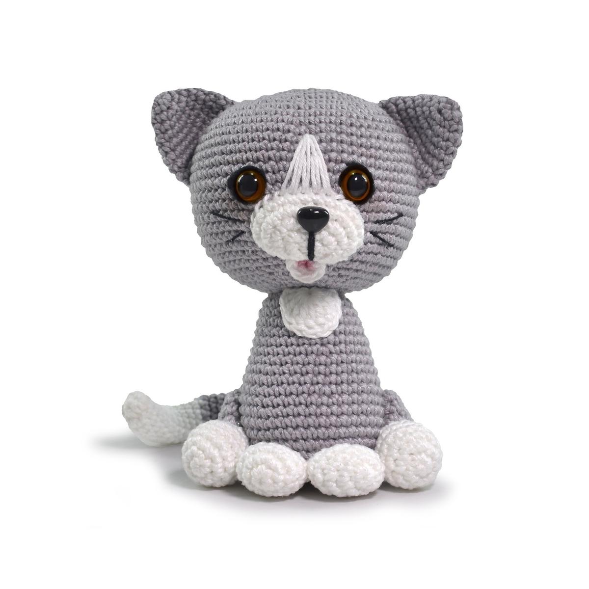 Graue gehäkelte Amigurumi-Katze mit aufgestellten Ohren