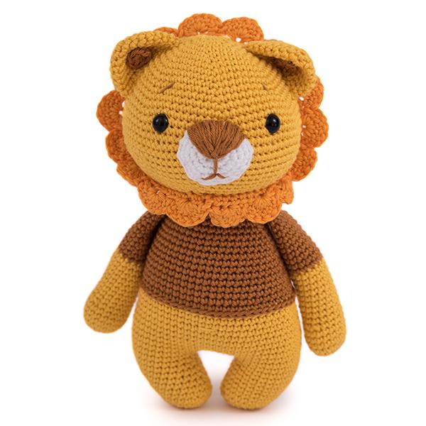 Gehäkelter Amigurumi-Löwe mit orangefarbener Mähne