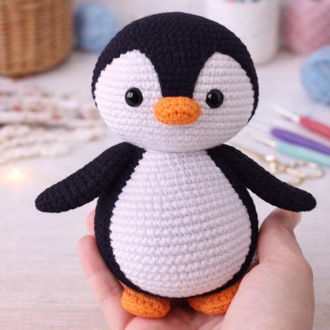 Schwarz-weißer Amigurumi-Pinguin mit gelbem Schnabel