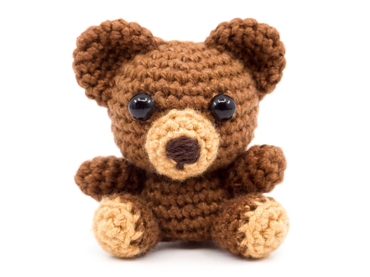Brauner gehäkelter Amigurumi-Teddybär mit runden Ohren