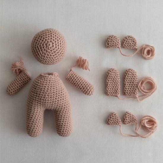 Arme und Beine einer gehäkelten Amigurumi-Puppe