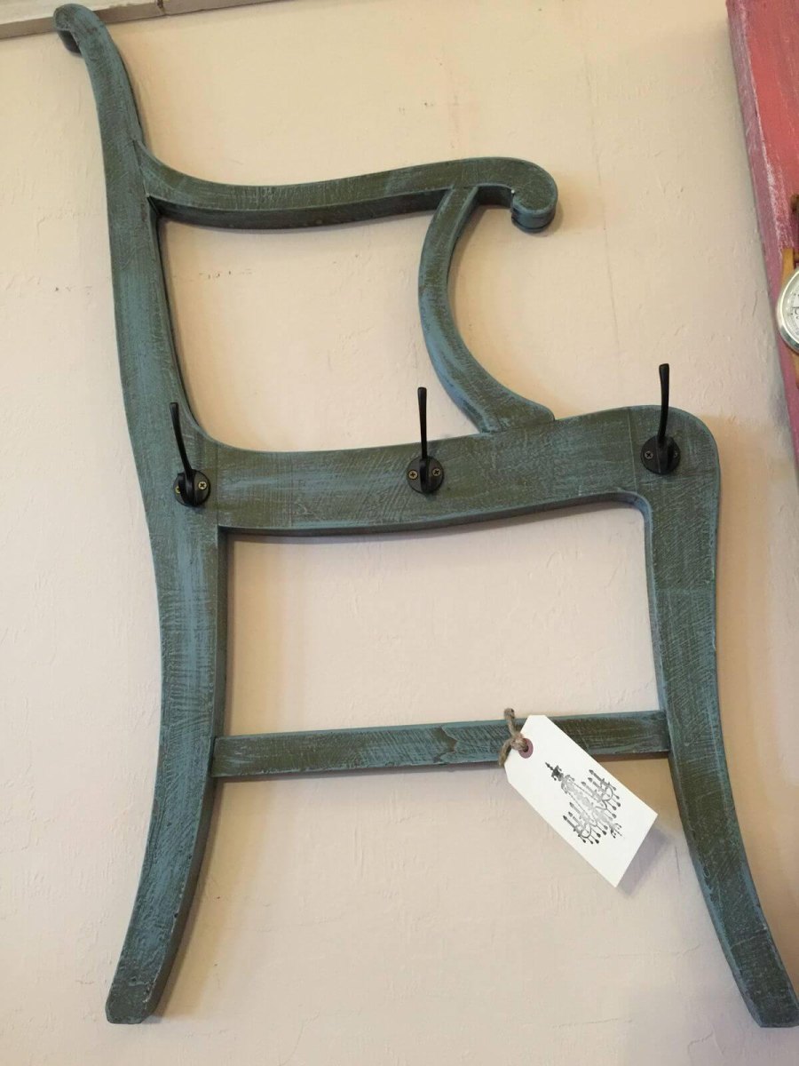 Stuhl als Wandgarderobe umgebaut