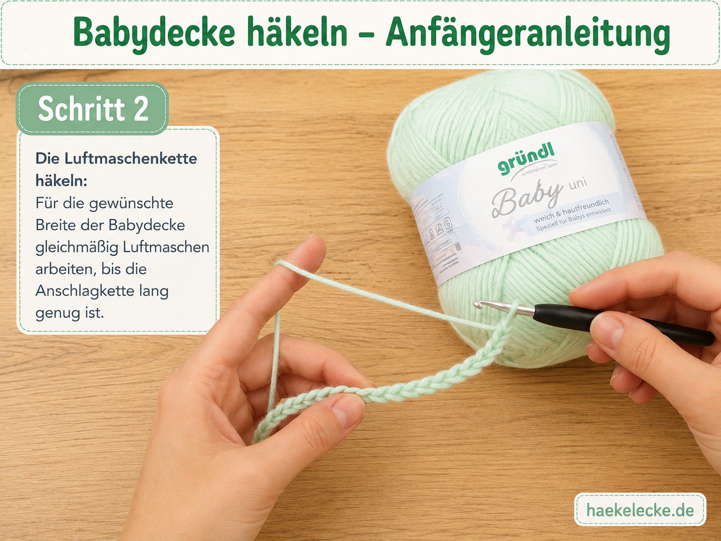 Gleichmäßige Luftmaschenkette als Anschlag für die Babydecke häkeln Anfängeranleitung auf Holztisch