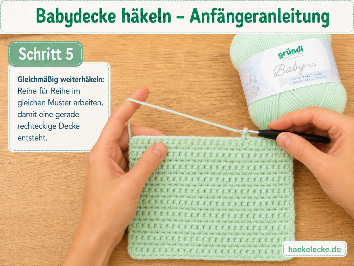 Mintgrünes Quadrat wächst gleichmäßig weiter beim Babydecke häkeln in fester Maschen-Struktur