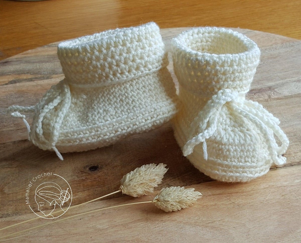 Weiche cremefarbene Babyschuhe aus flauschigem Wollgarn