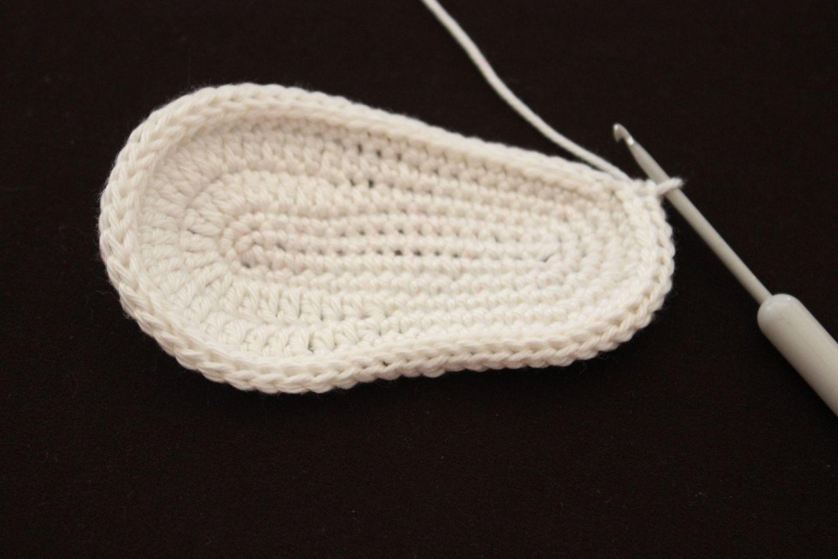 Ovale gehäkelte Babyschuhsohle mit Häkelnadel