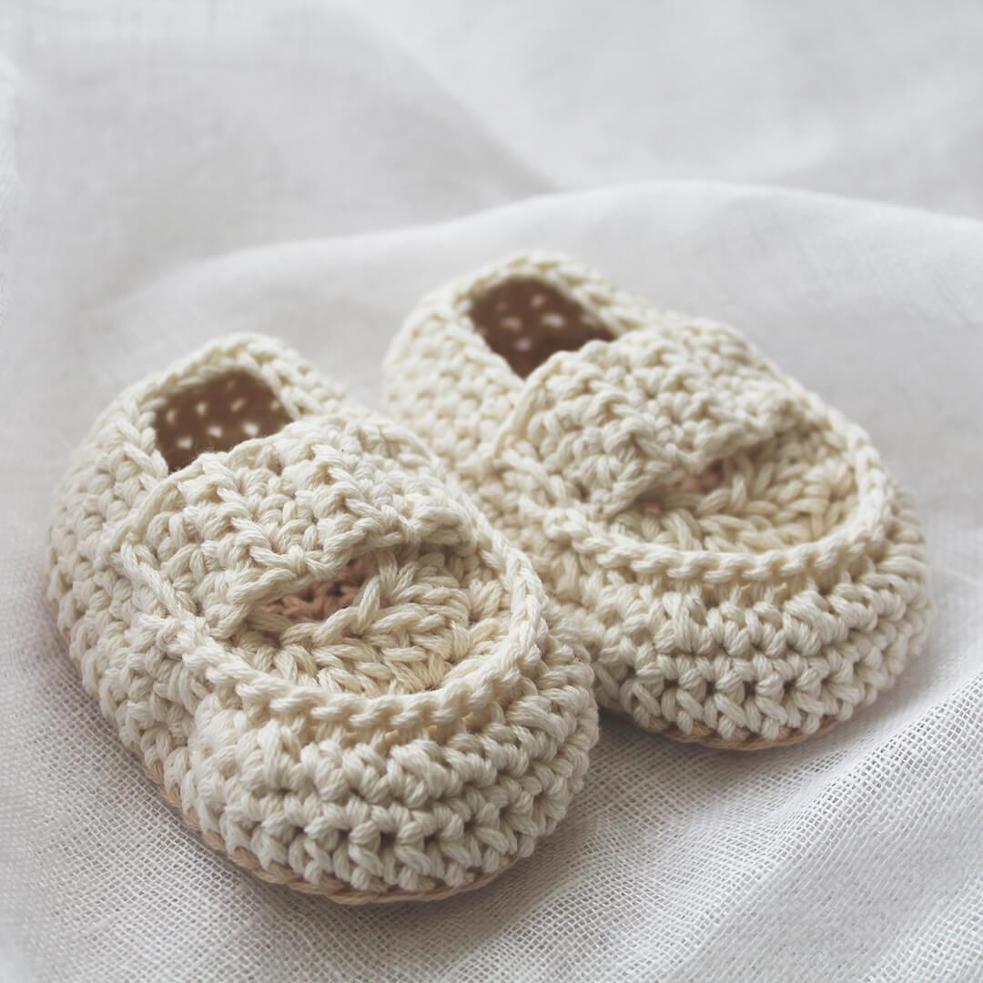 Cremefarbene Babyschuhe mit dichter Struktur aus festen Maschen