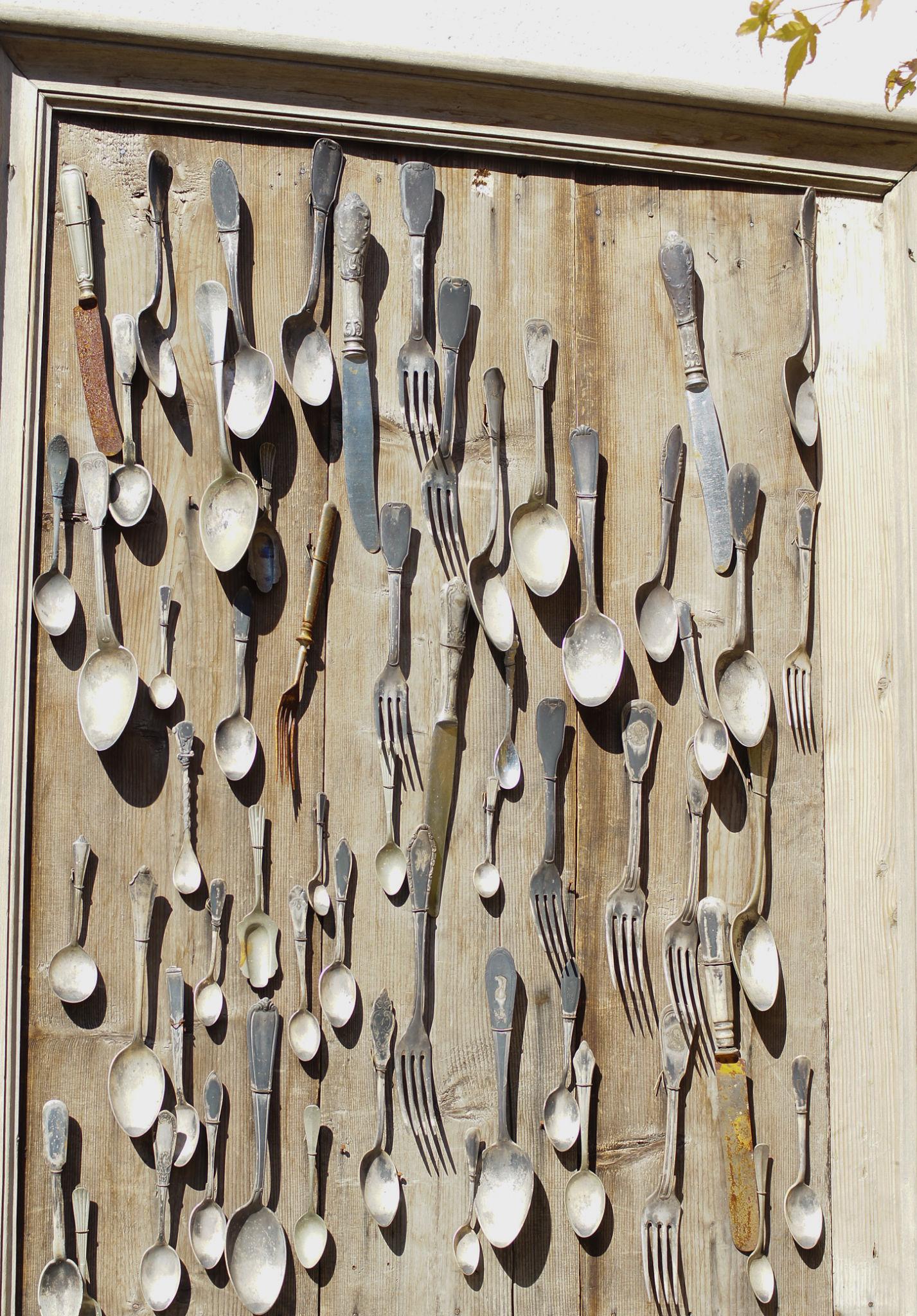 Altes Besteck als Wanddekoration