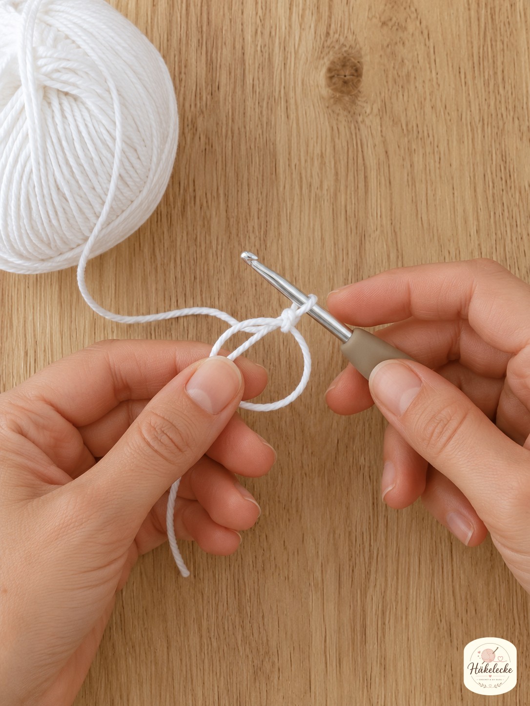 Hände formen den Magischen Ring als ersten Schritt beim Blumen Granny Square weiß häkeln.