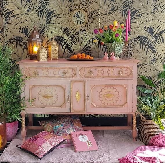 Boho dekoriertes Vintage Sideboard