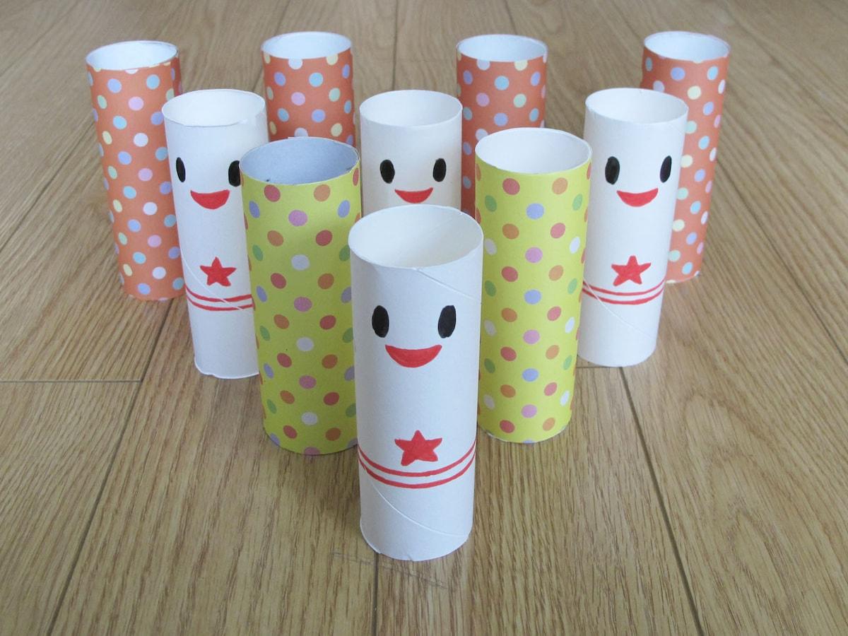 Bowling mit Klopapierrollen spielen