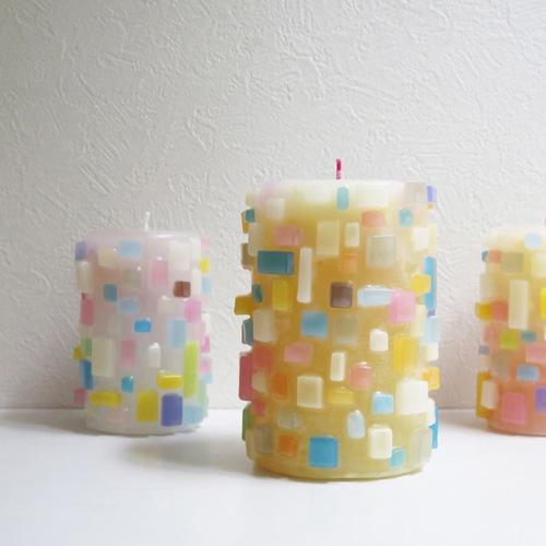 Bunte Mosaikkerze aus Wachsresten