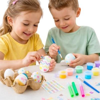Kinder bemalen bunte Ostereier