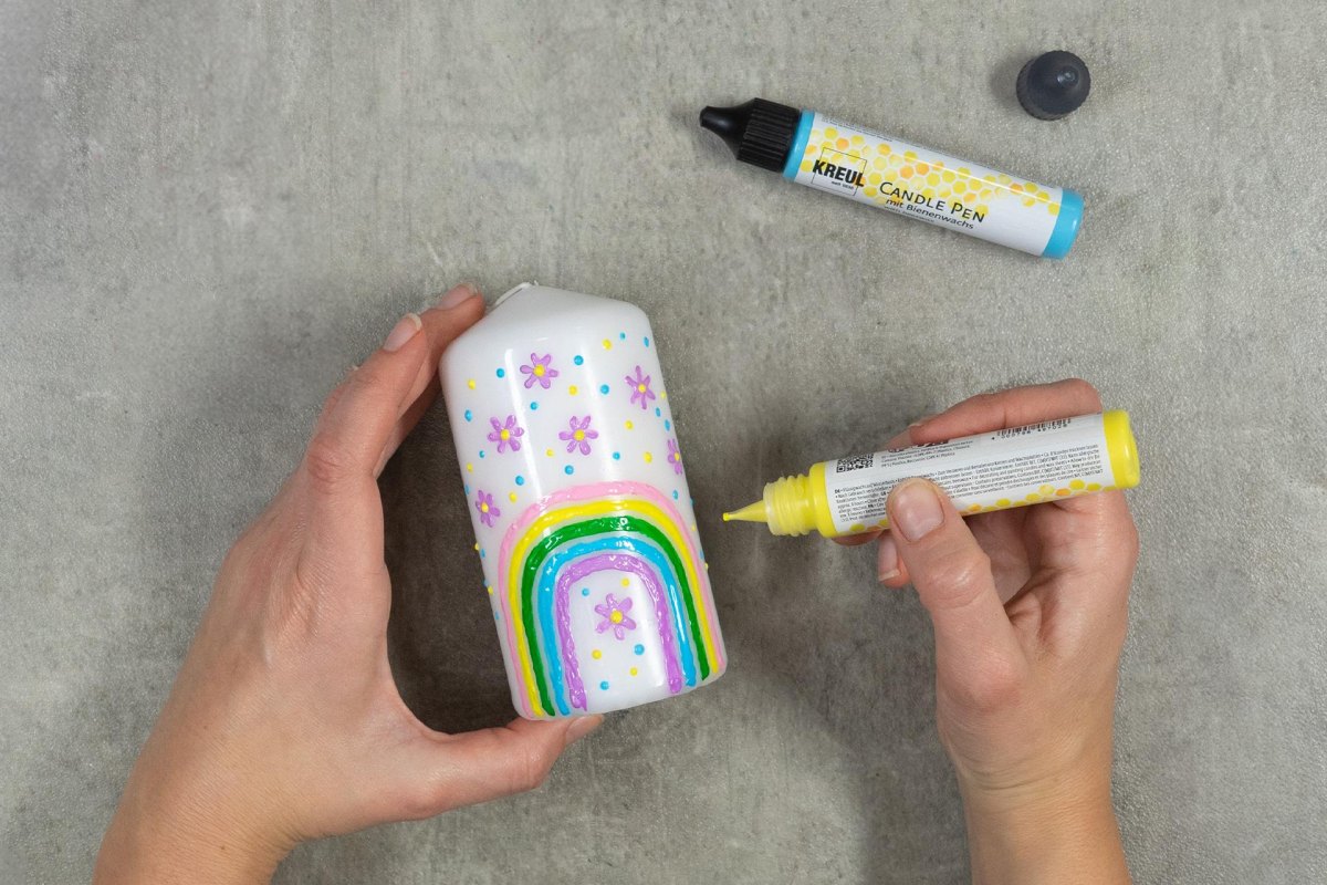 Bunte Regenbogen Kerze bemalt