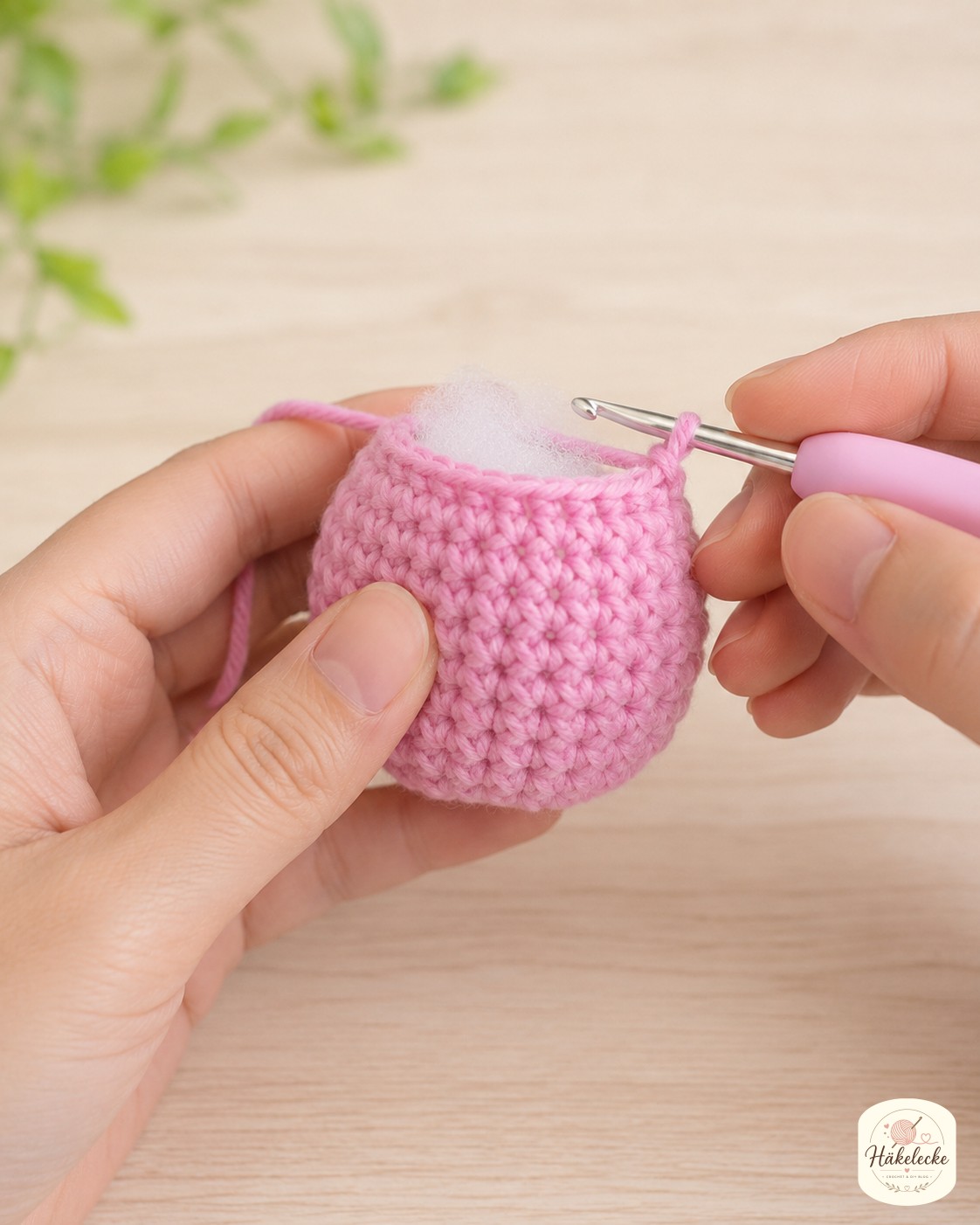 Die pinke Schale der Schnecke rundet sich zur Kuppel und wird schon während des Häkelns gestopft.