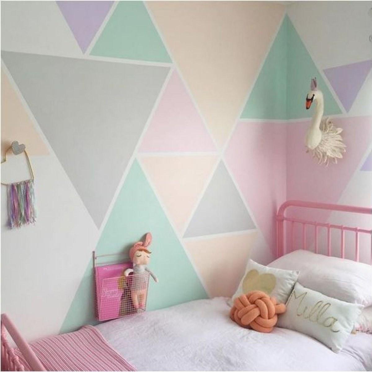 Dreiecke an Wand in Farben gestrichen