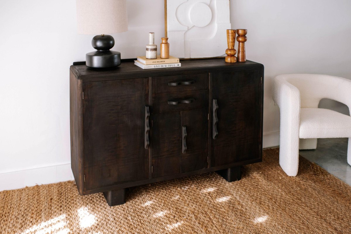 Dunkles Holzsideboard modern