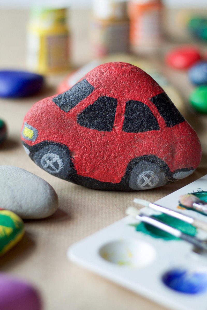 Autos und Traktoren auf Steinen