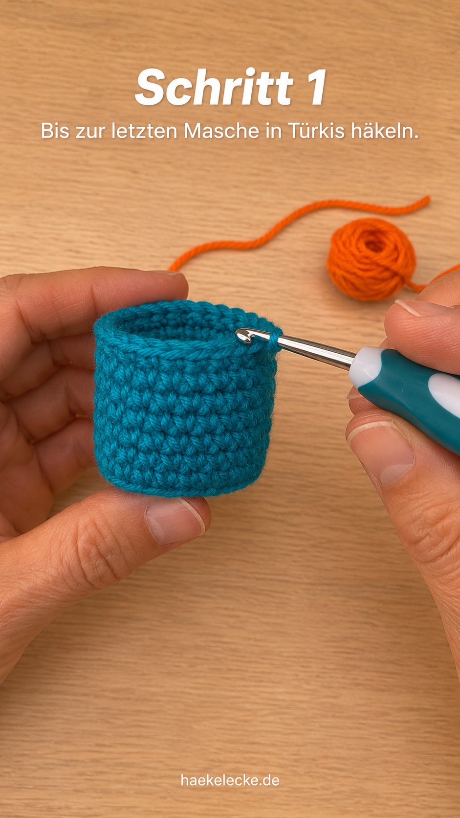 Hände häkeln in Türkis bis zur letzten Masche vor dem Farbwechsel beim Amigurumi