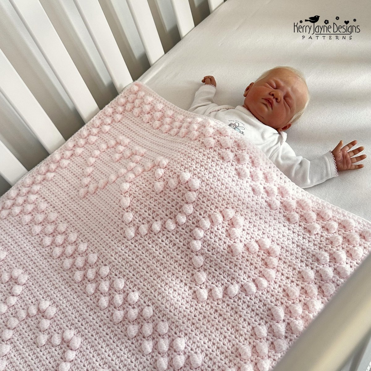 Fertige Babydecke mit Noppenmuster und Herzen
