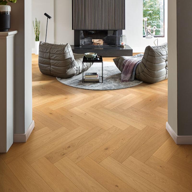 Eleganter Raum mit verklebtem Parkett