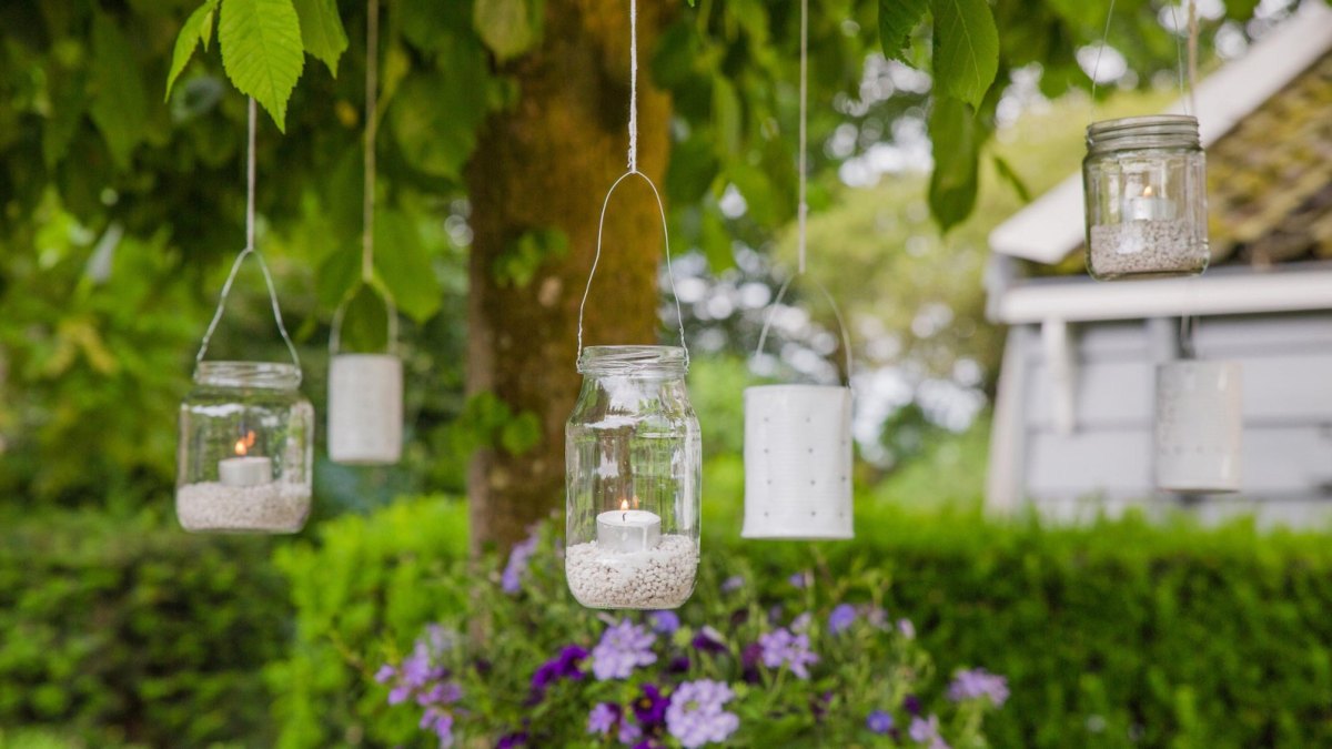 Hängende Glaslaternen im Garten