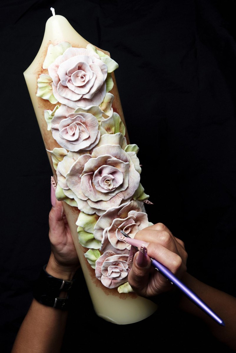 Kerze mit Wachsblumen Relief