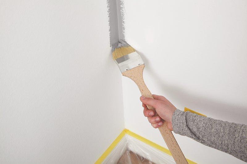 Wandrand mit Pinsel ausbessern