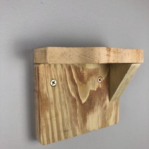 Kleines Regal aus alten Holzstücken
