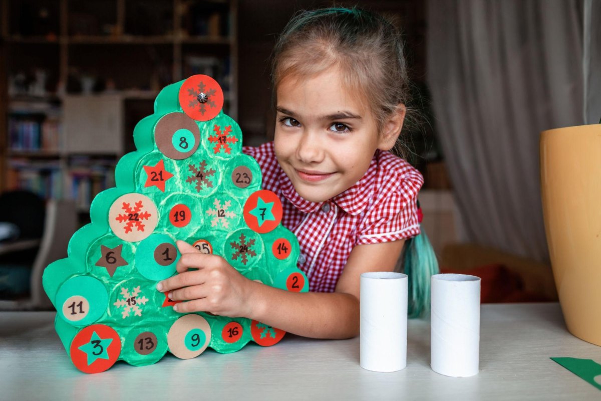 Adventskalender aus Klopapierrollen basteln