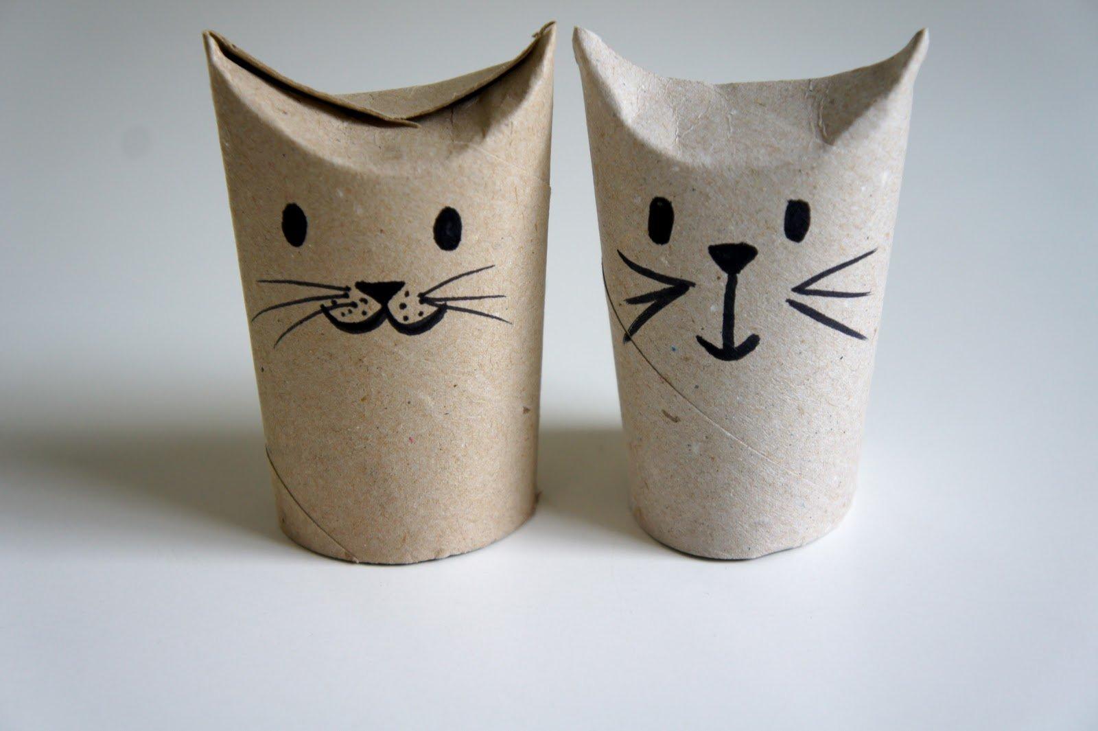 Kleine Katze aus Klopapierrolle mit Ohren