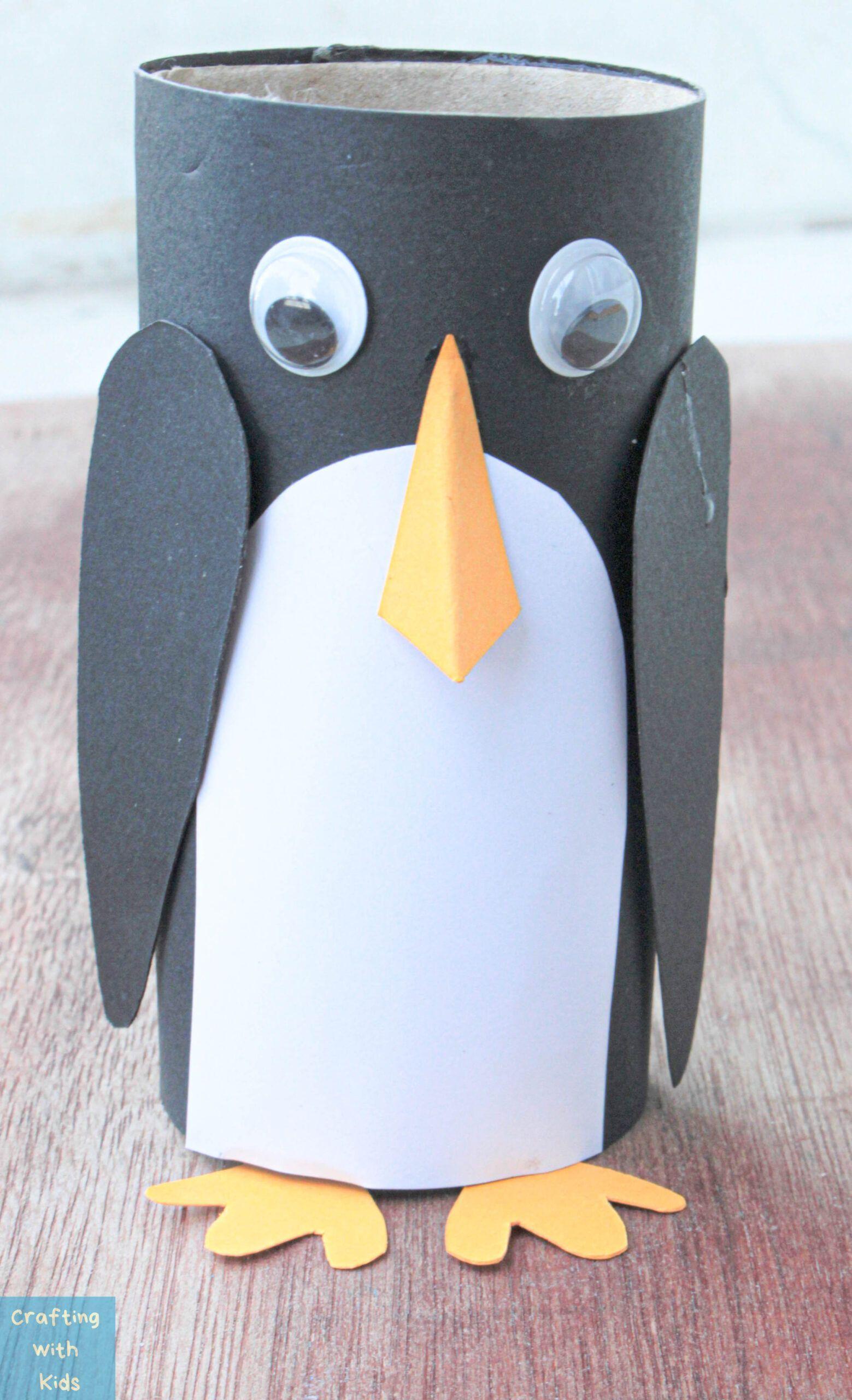 Kleiner Pinguin aus Klopapierrolle mit Papierbauch