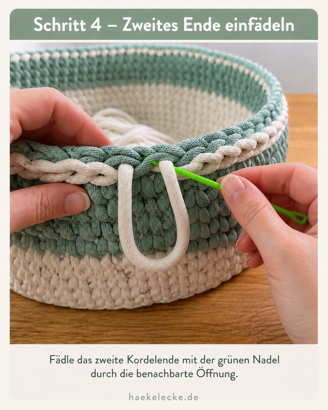 Mit der grünen Sticknadel wird das zweite Kordelende durch die Nachbaröffnung gefädelt