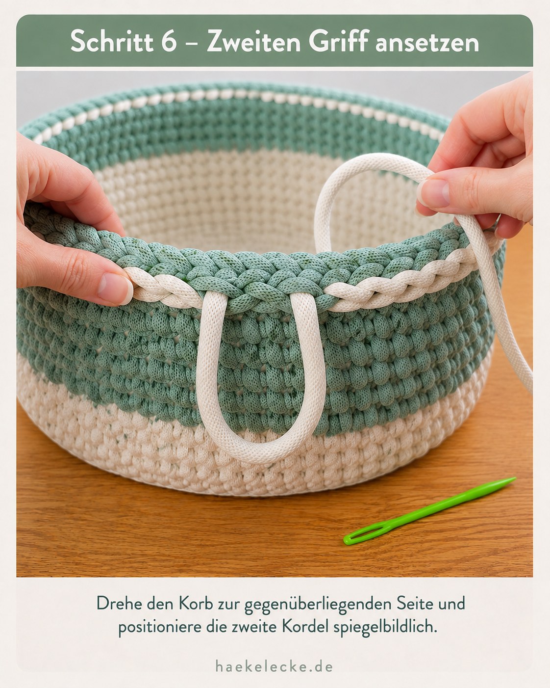 Für den zweiten Griff wird die Kordel spiegelbildlich auf der Gegenseite des Korbs positioniert