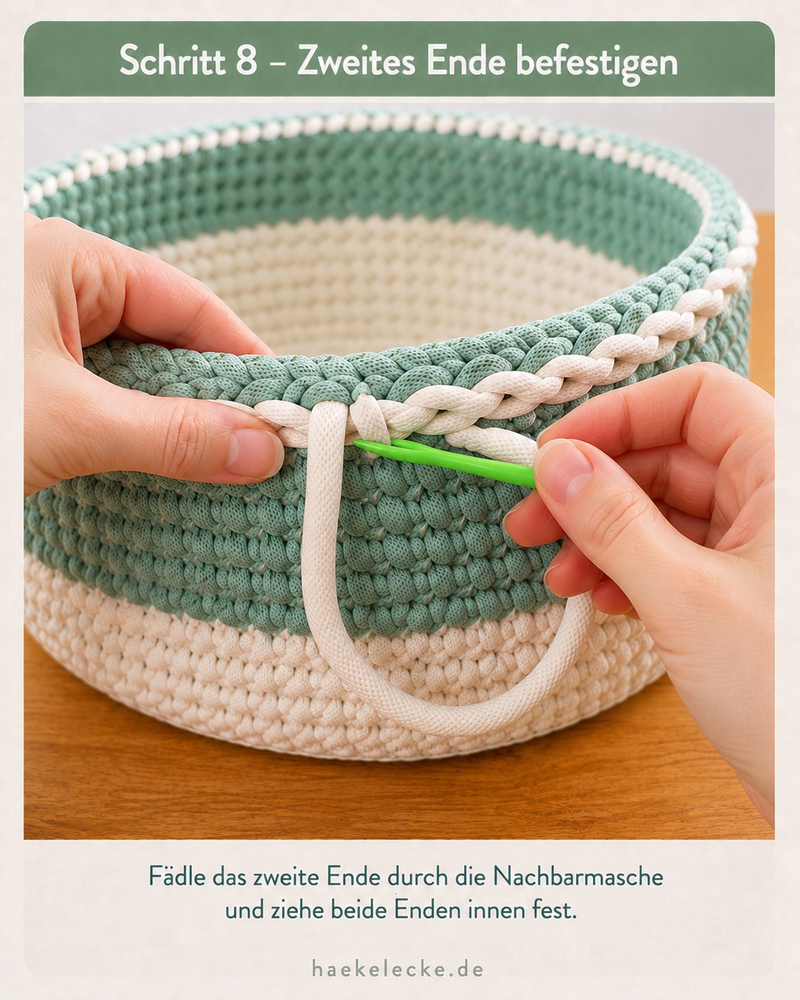 Das zweite Ende wird durch die Nachbarmasche gefädelt und beide Enden innen festgezogen