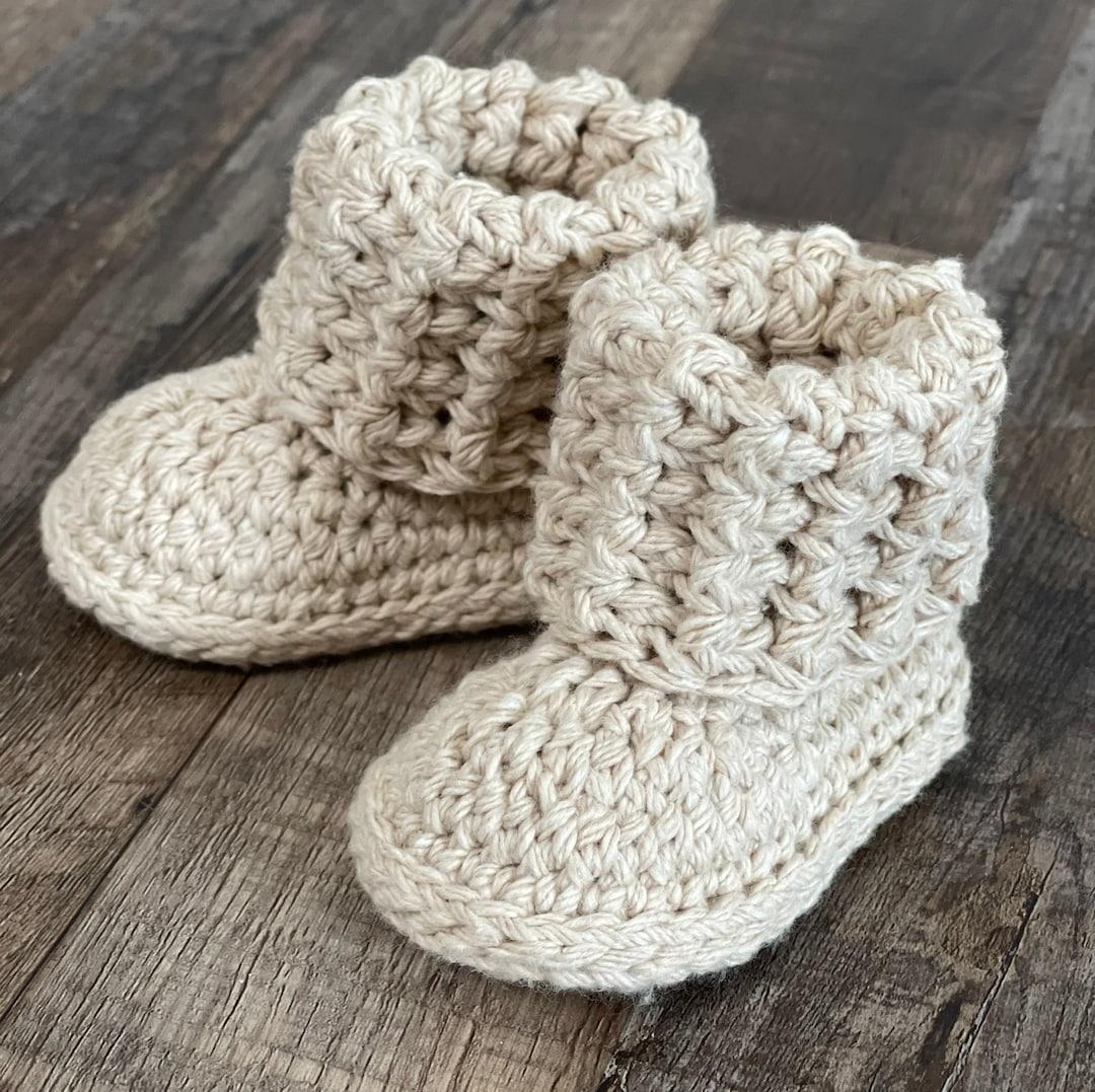 Gehäkelte Babyschuhe mit cremefarbenem Umschlagbündchen