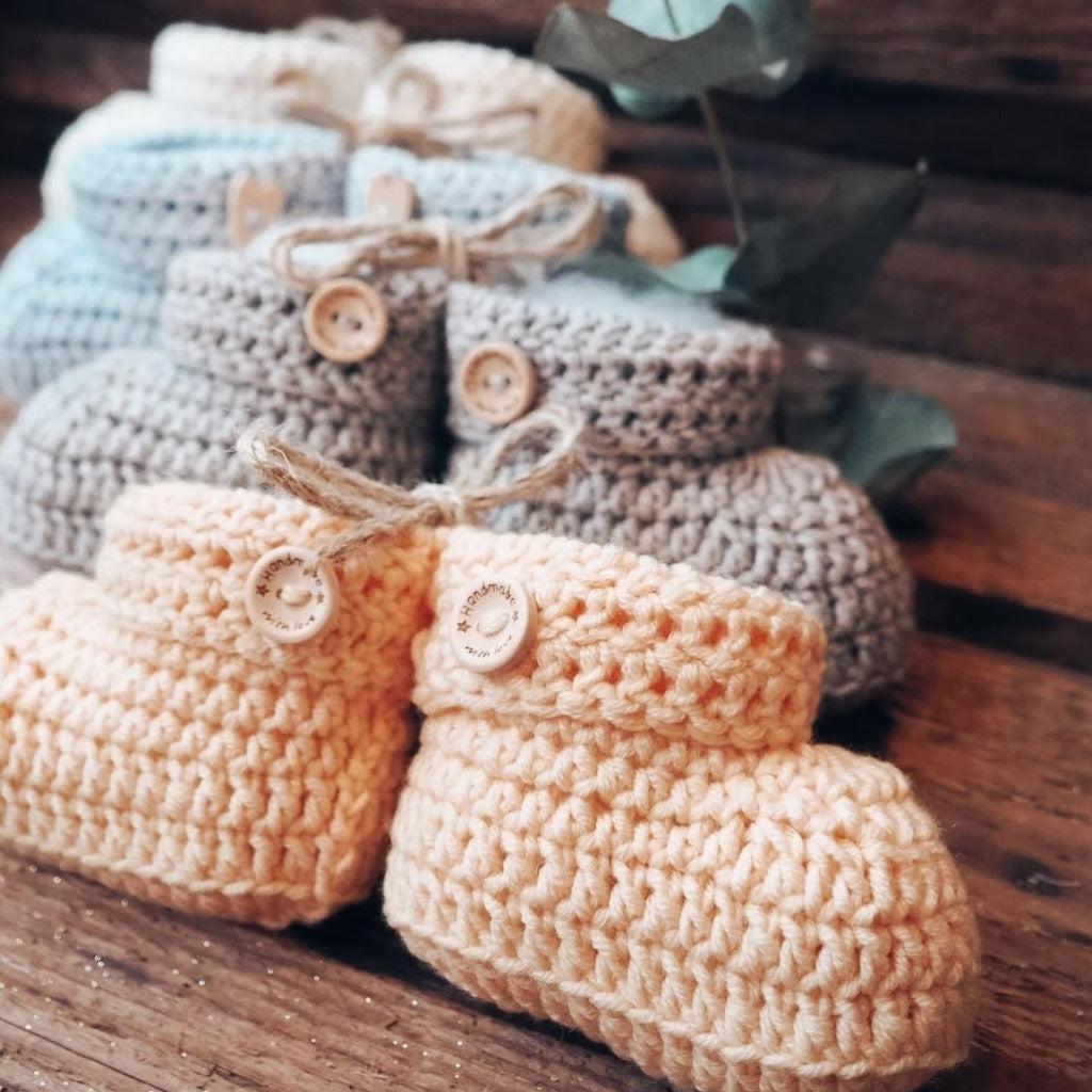 Warme beige Babyschuhe aus weicher Wolle mit festen Maschen