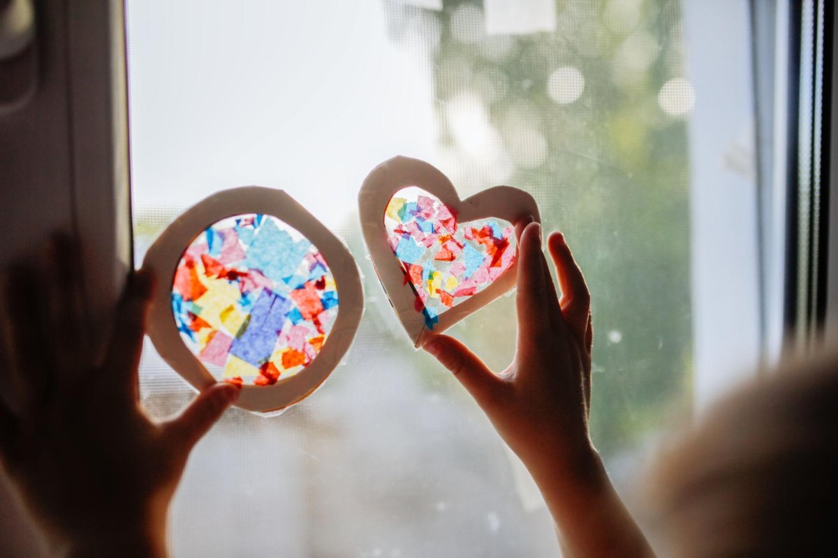 Bunte Fensterbilder mit Transparentpapier